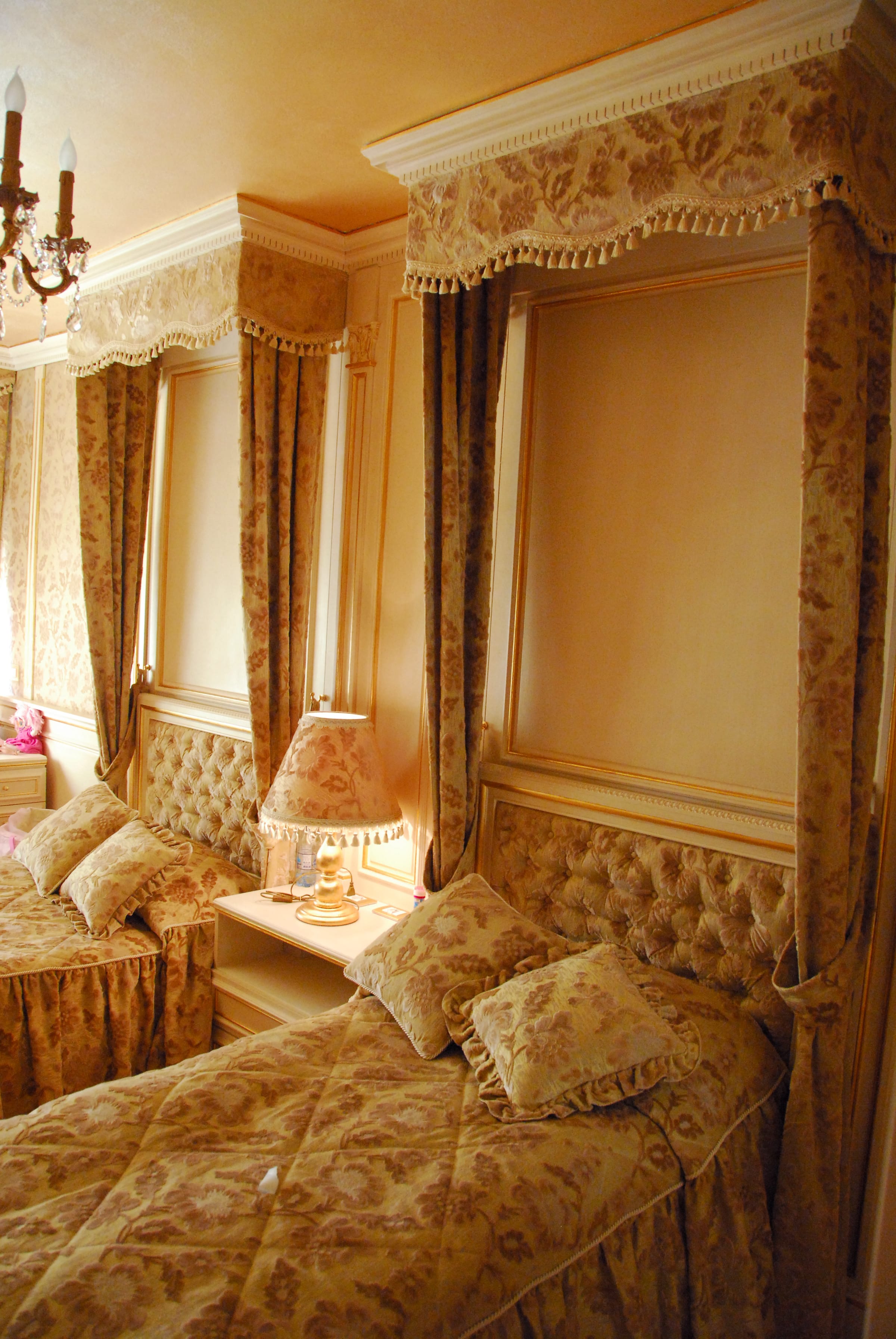 Apartament 1 — bedroom — gold, upholstered wall