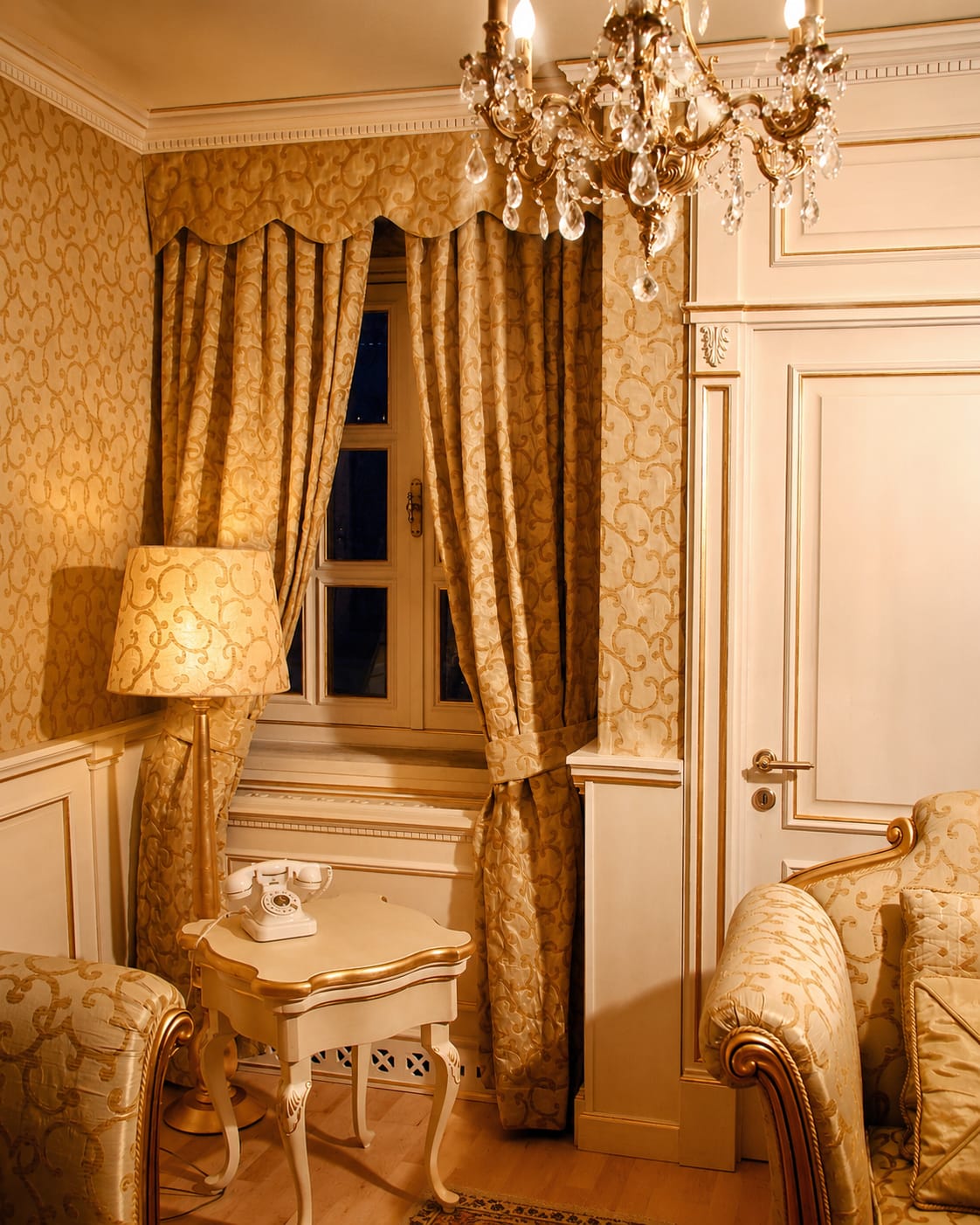 Apartament 1 — sitting room — gold curtains