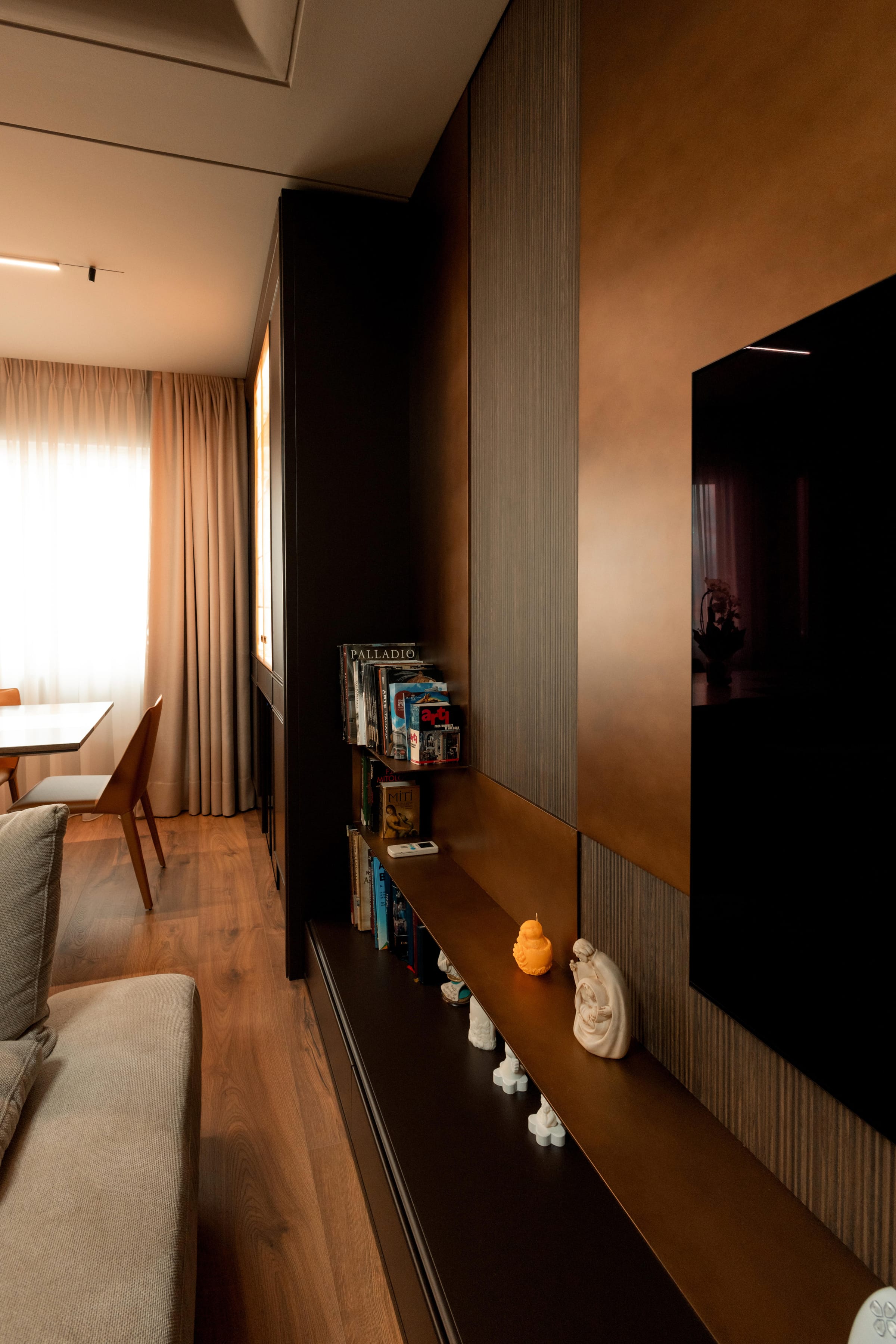 Apartament 2 — lounge — screen set into timber wall