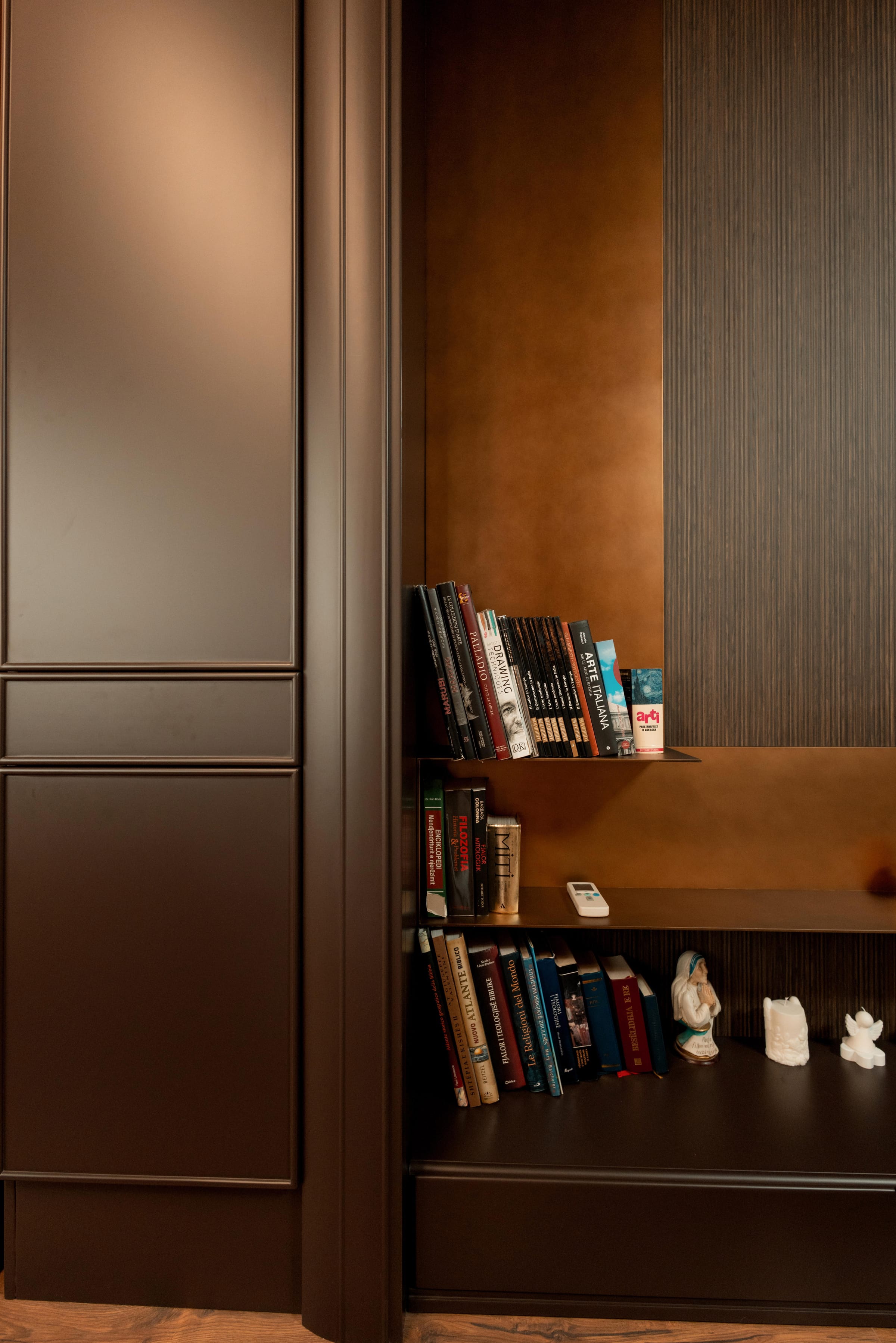Apartament 2 — bookcase — timber partition
