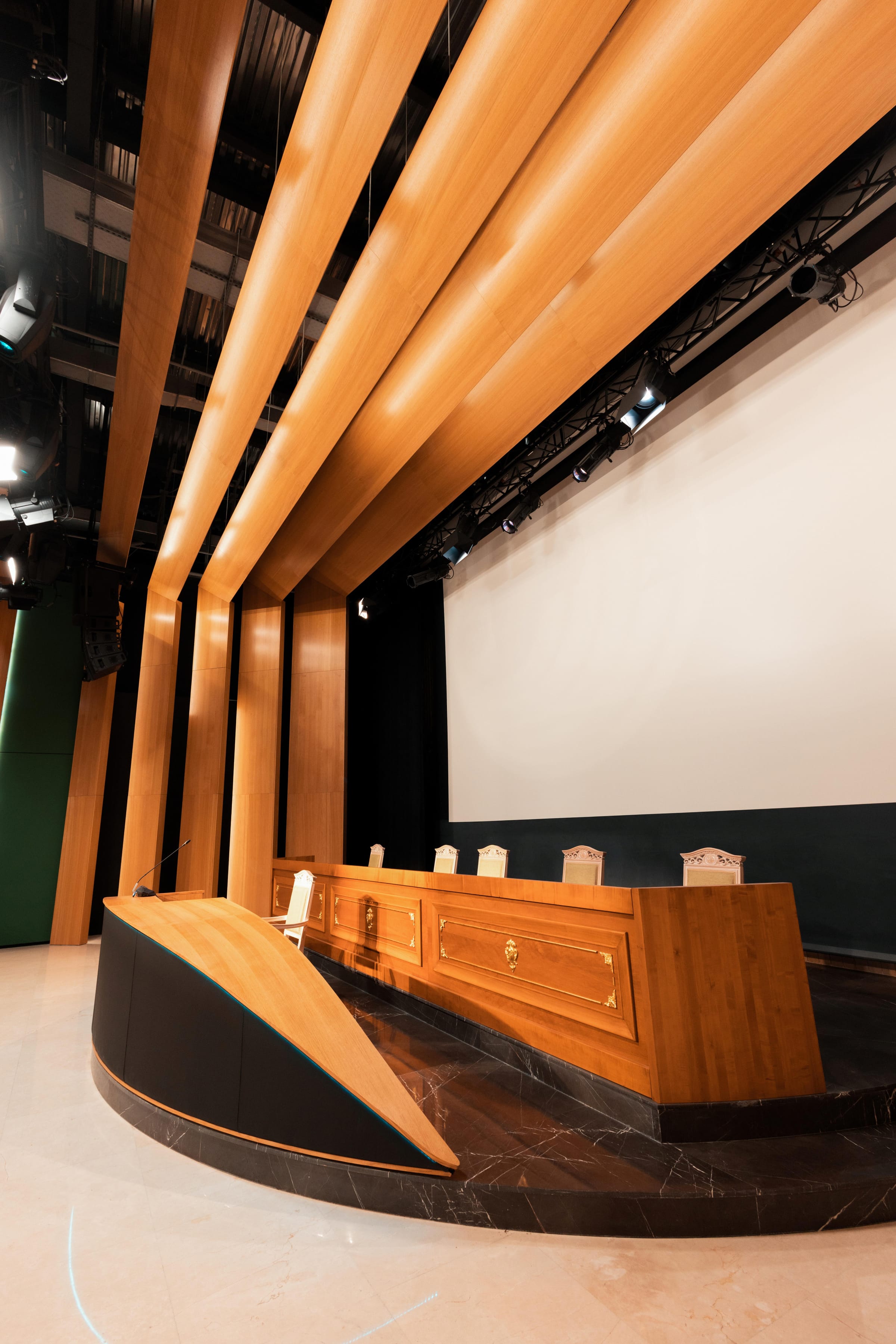 CFO Pharma — auditorium — stage wall, screen