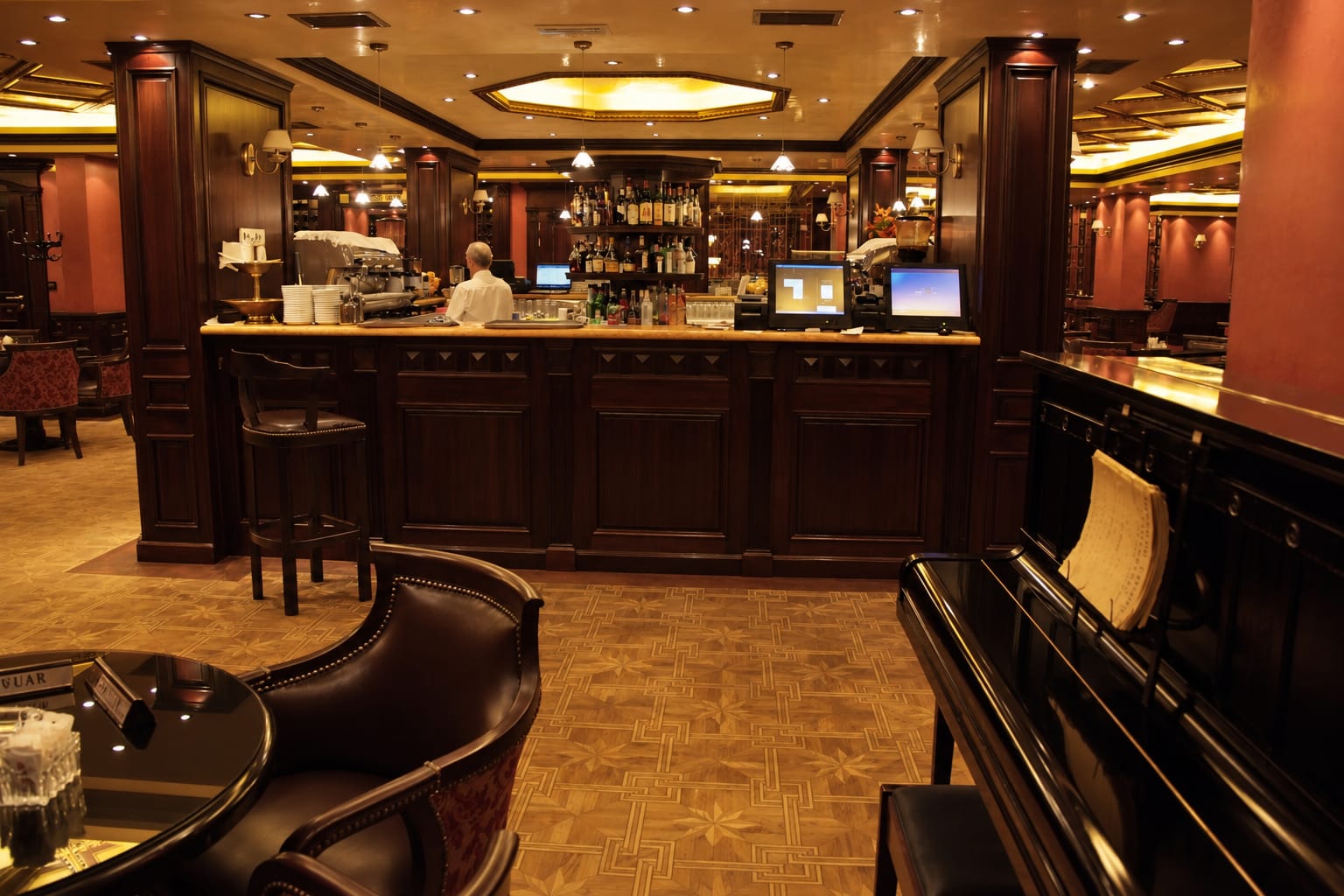 Chicago — bar — curved counter