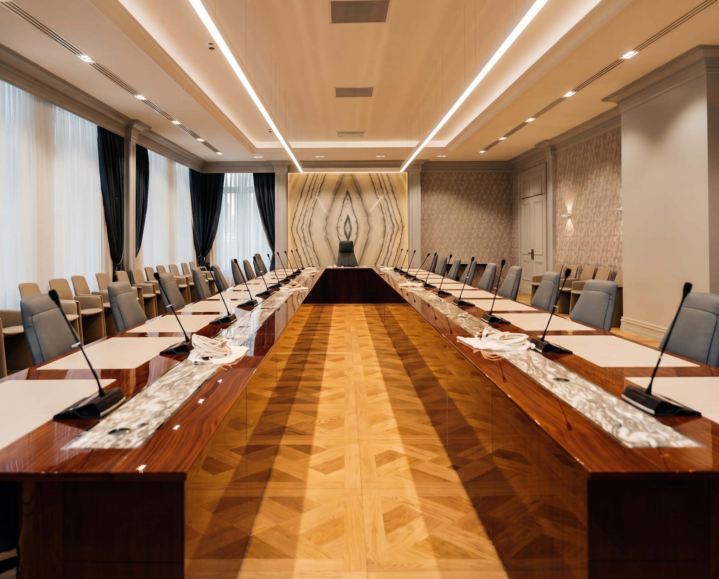 Constitutional Court — assembly hall — long tables, parquet runner