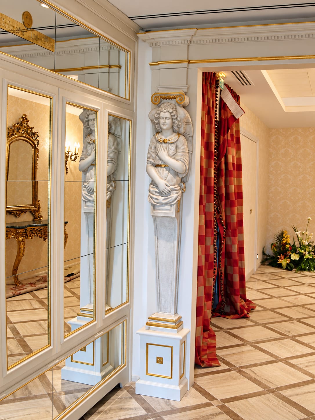 Hotel Splendid — dressing room — mirrored, red curtains
