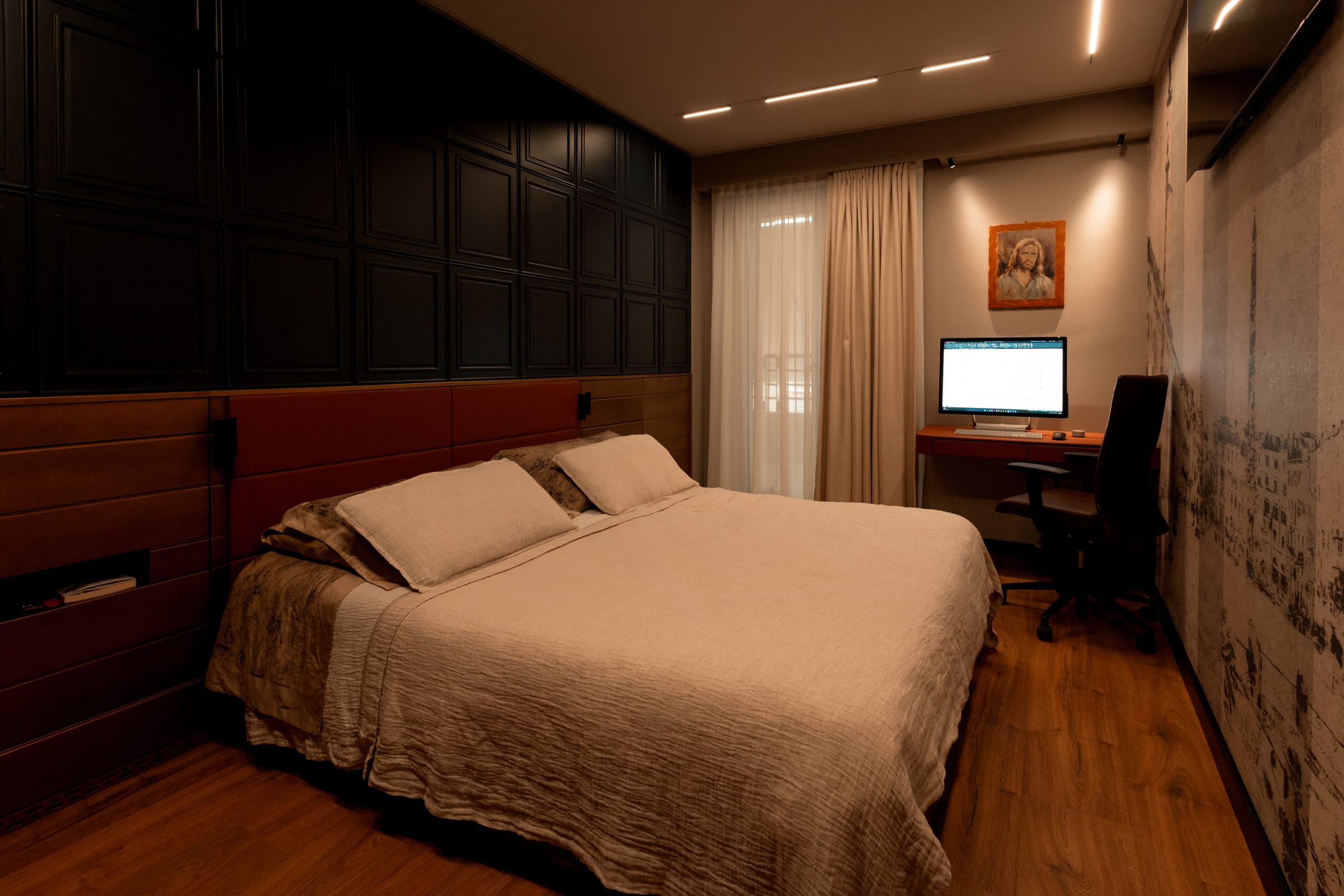 Hotel Splendid — hotel bedroom — panelled