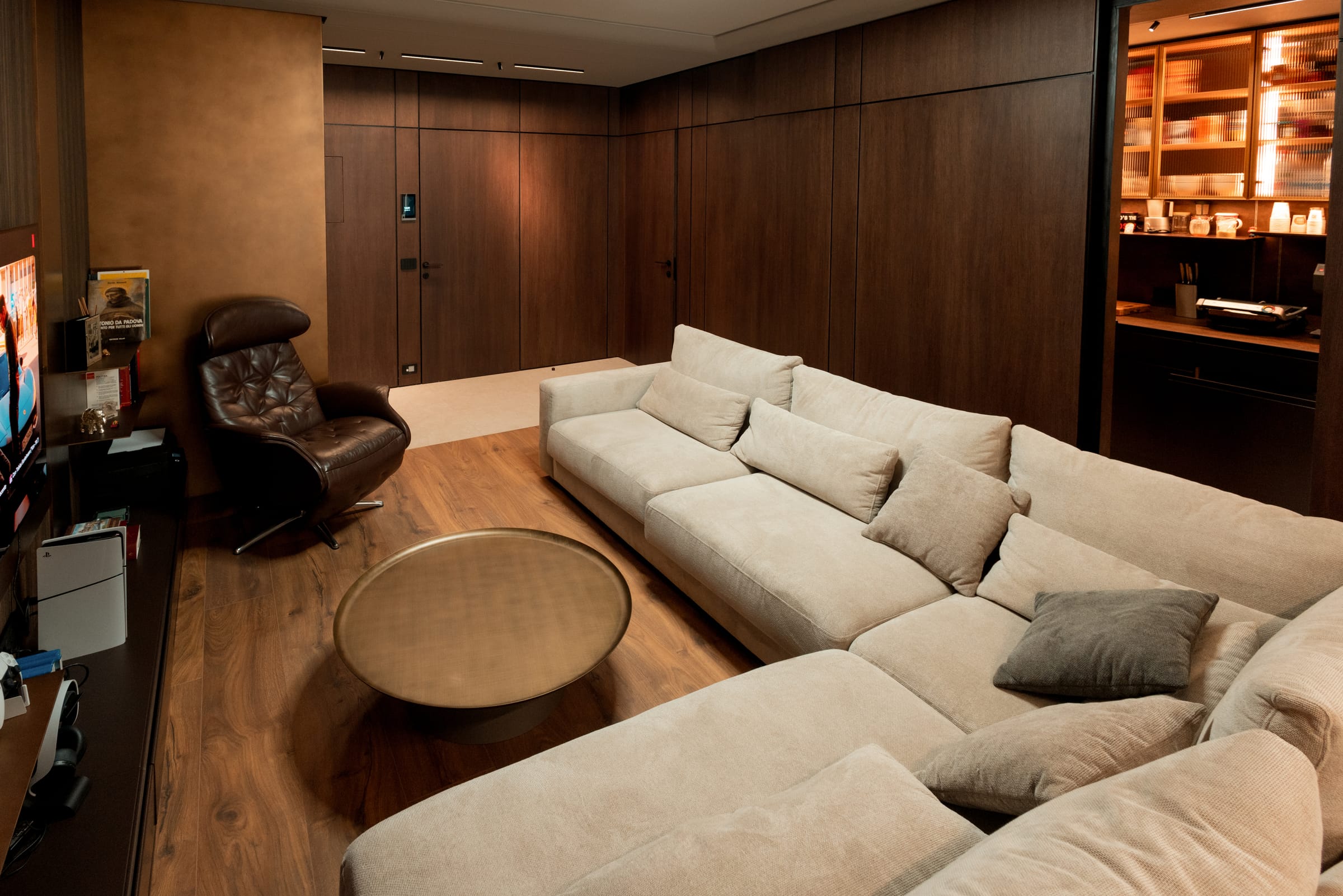 Hotel Splendid — lounge — sofa against timber wall