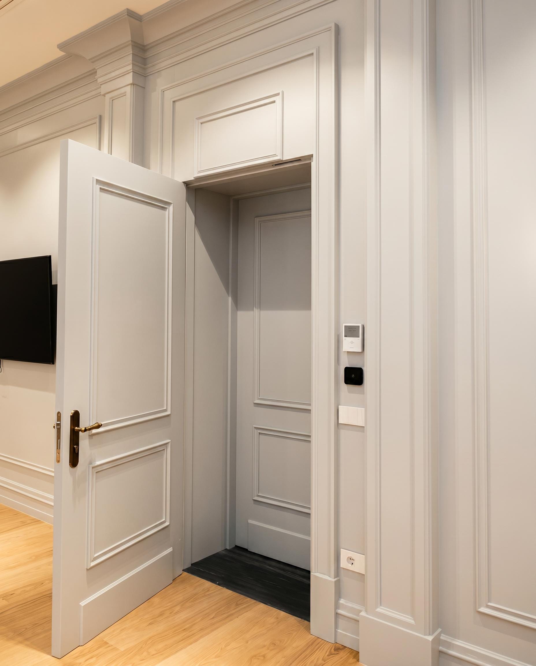 Private Bank — panelled wall — recessed screen