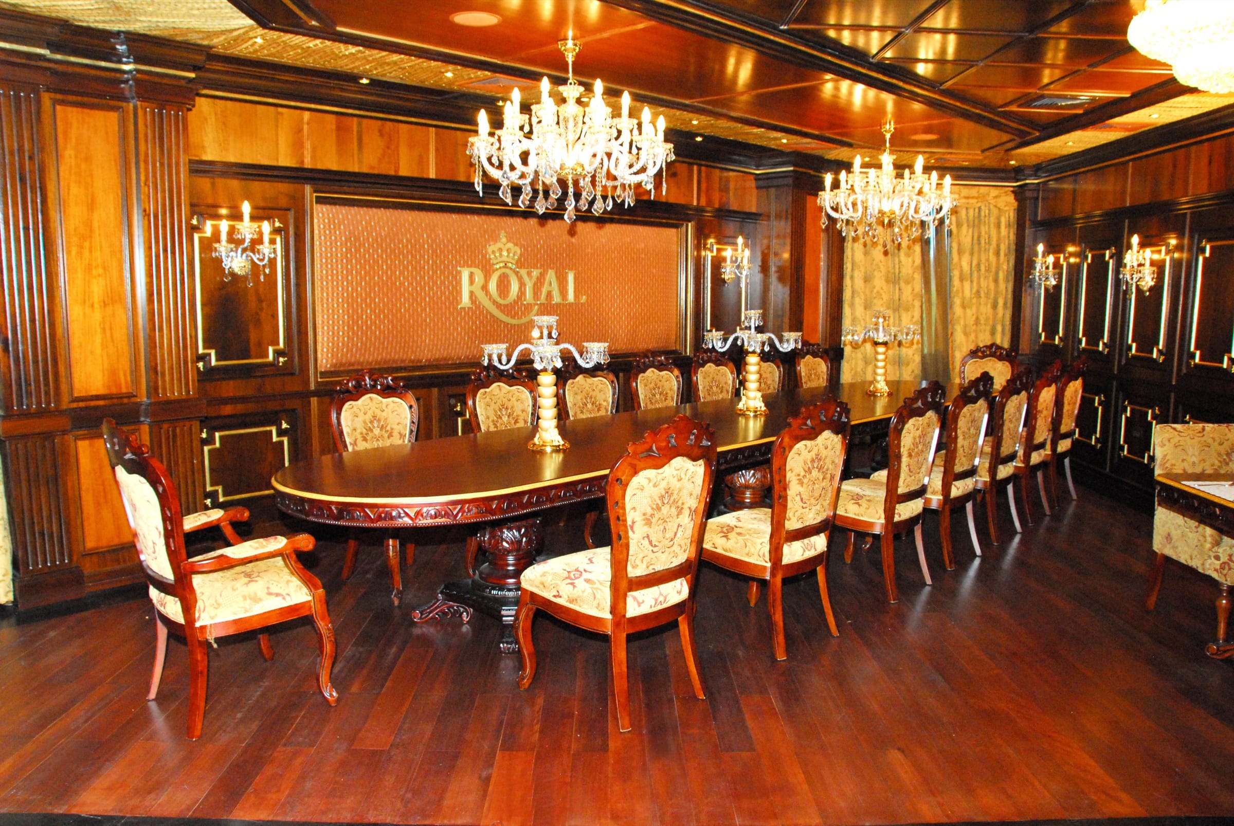 Royal Tiranë — dining hall — chandeliers, wide
