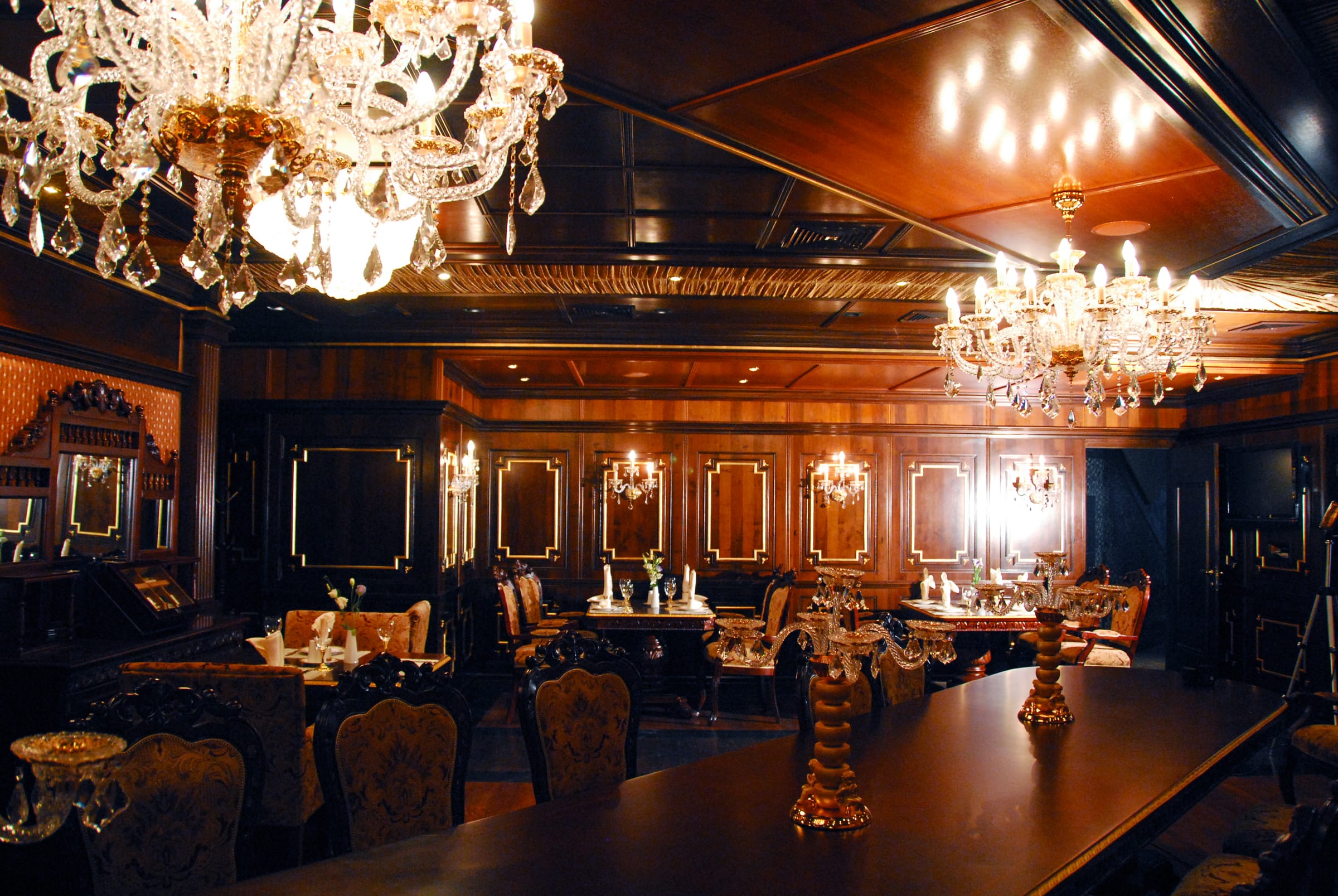 Royal Tiranë — lounge — chandeliers, deep
