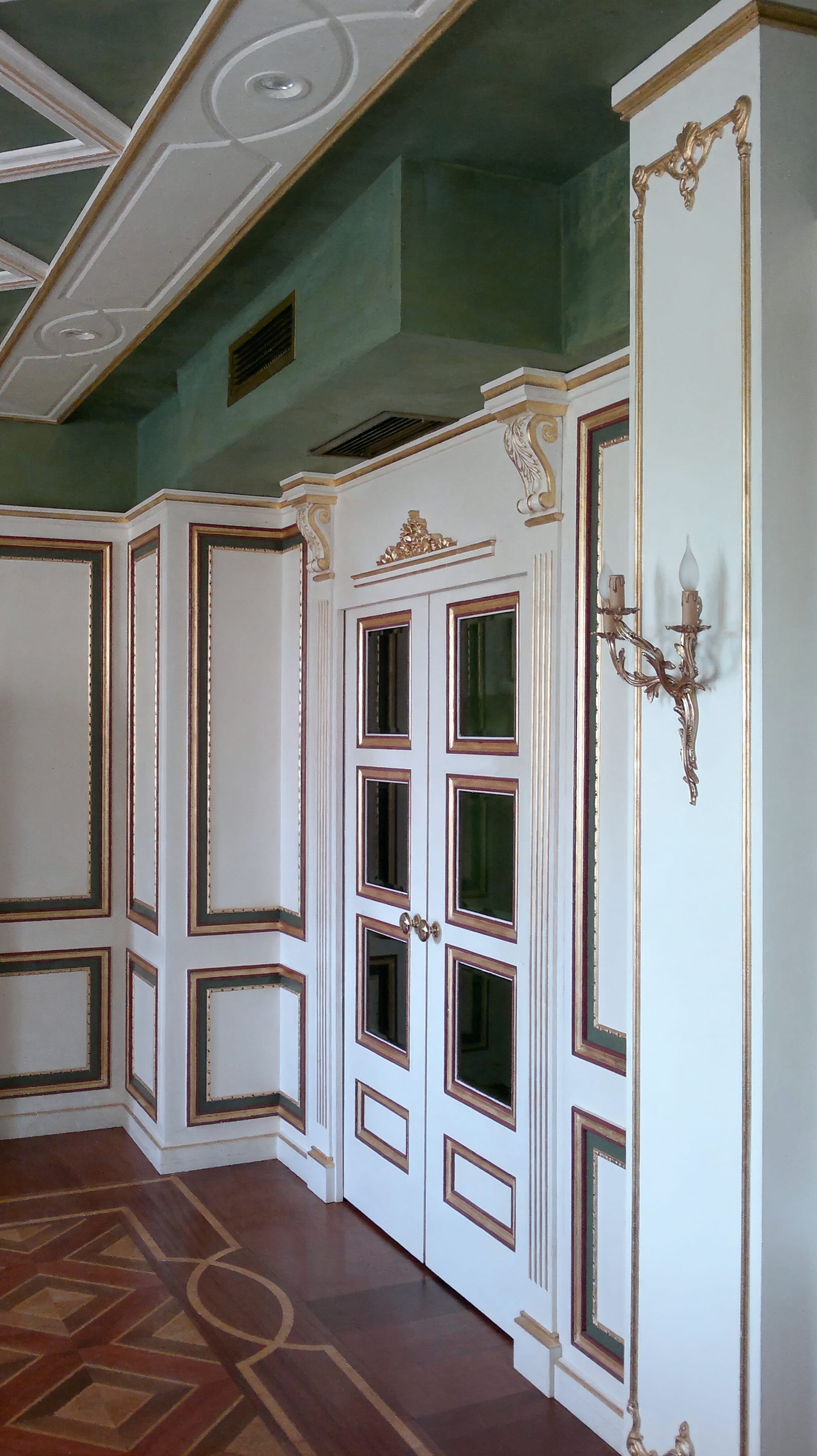 Vila 5, Shëngjin — mirrored ceiling — red room