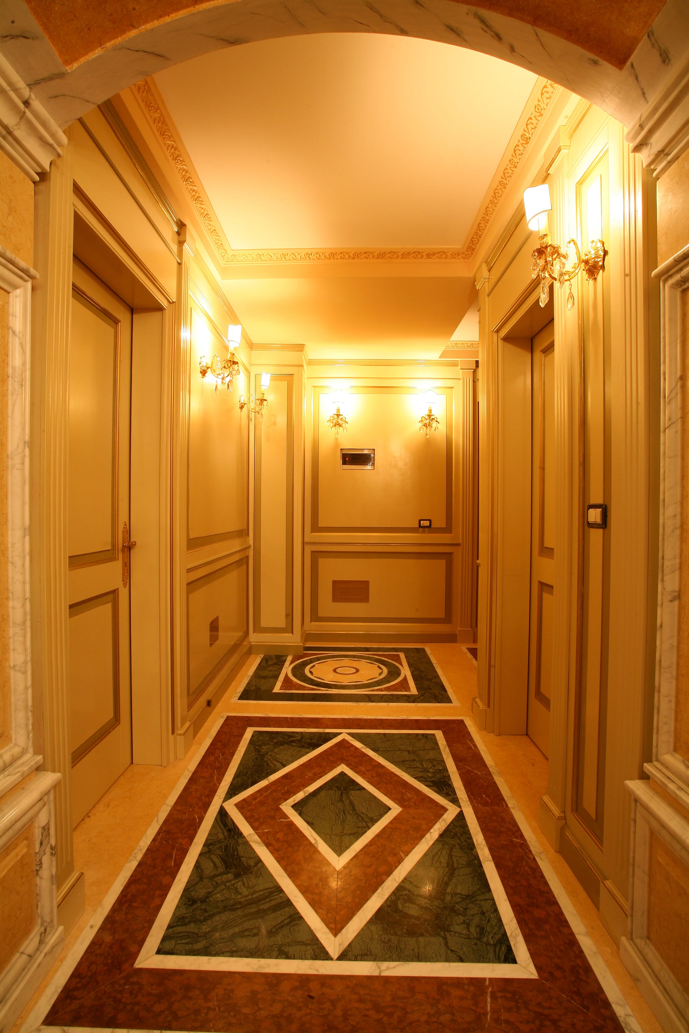 Vila 7 — cream corridor — arched