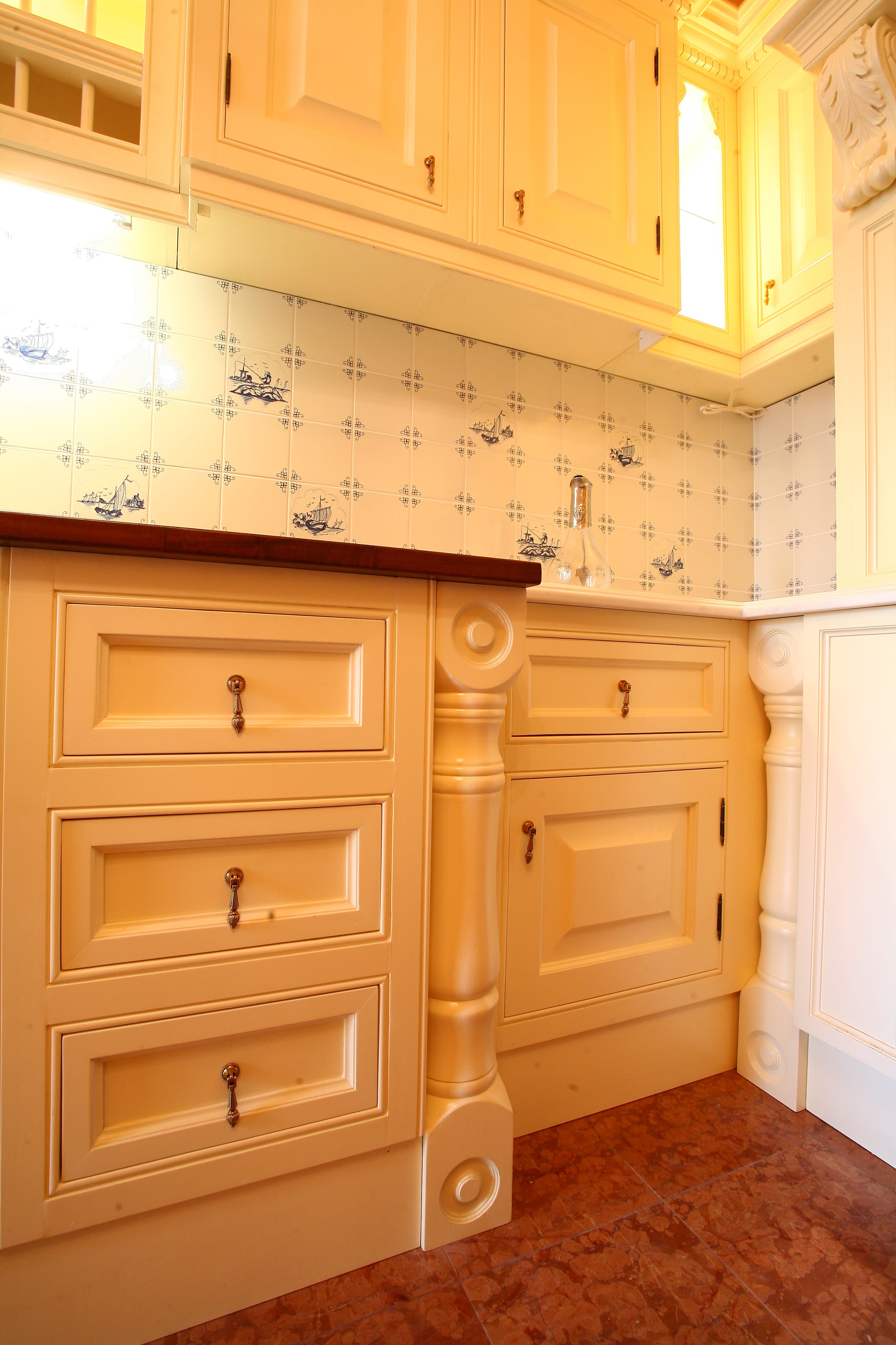 Vila 7 — cabinet — cream, classical