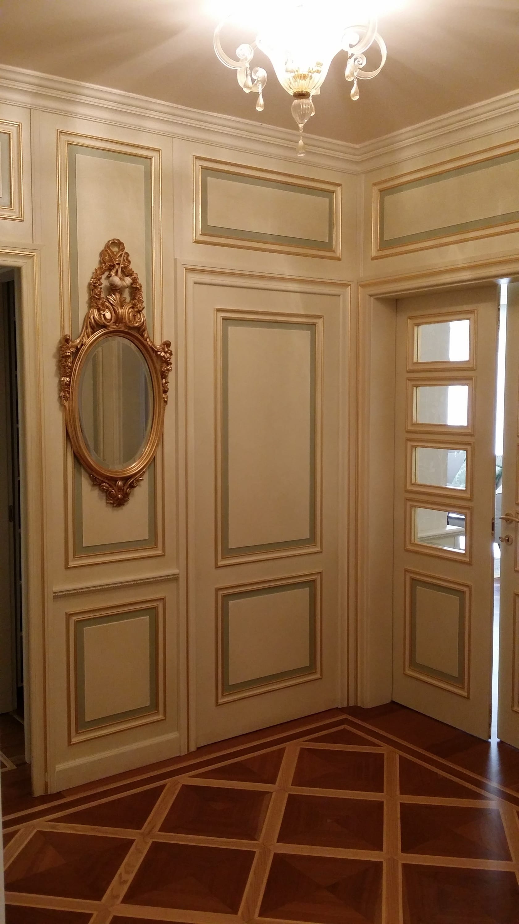 Vila 7 — hall — cream, gilt mirror