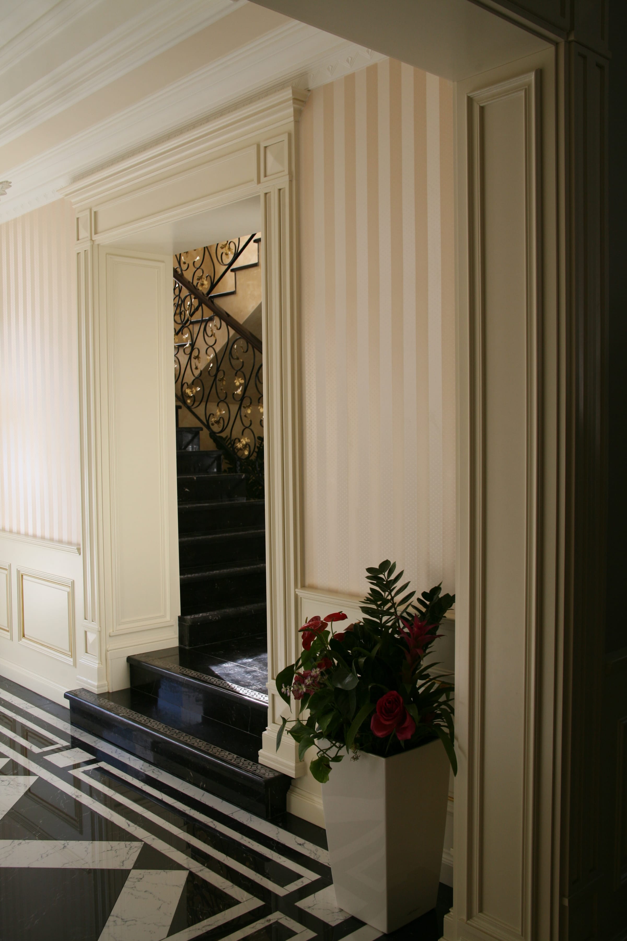 Vila Alehandro — red room — seating and shelving