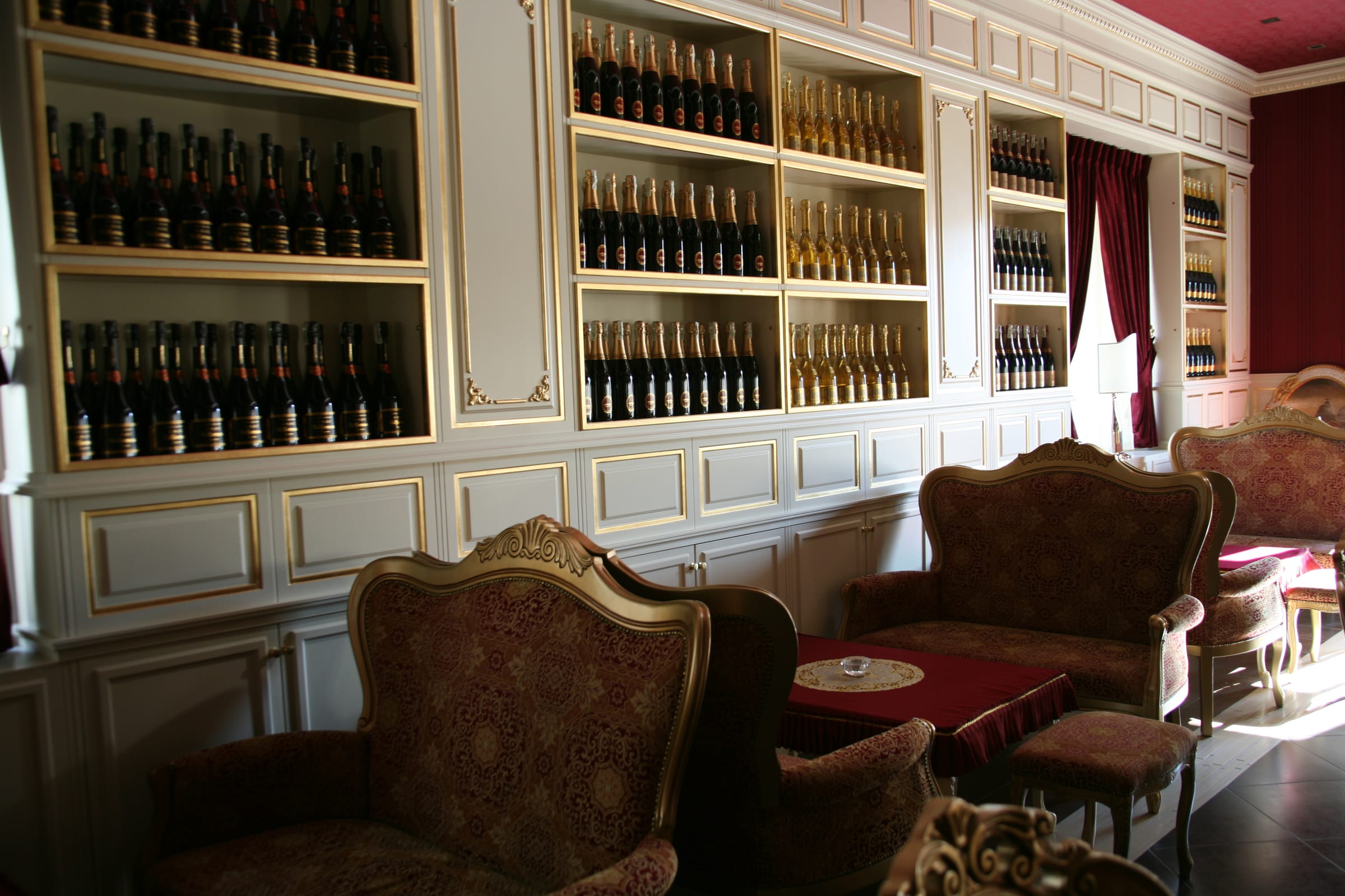 Vila Alehandro — hall — panelled doors