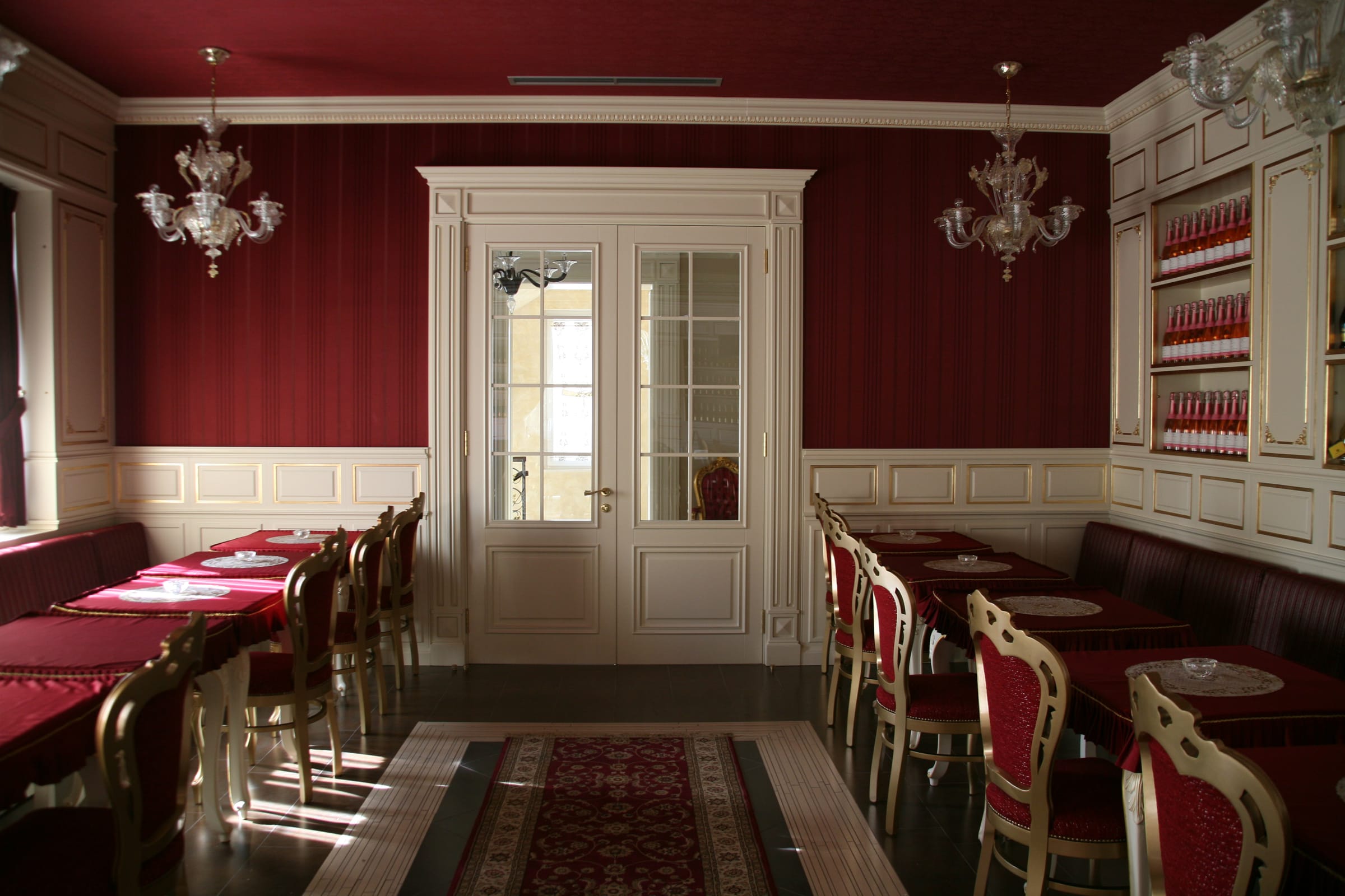Vila Alehandro — dining room — red walls, chandeliers